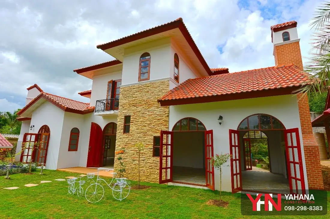 ผลงานบ้านสองชั้นสไตล์โคโลเนียล โดย Yahana Construction